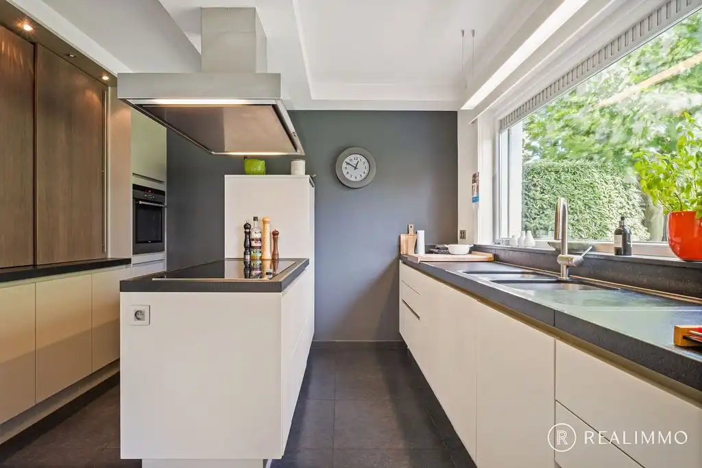 Ruime alleenstaande woning met prachtige tuin in Kooigem foto 9