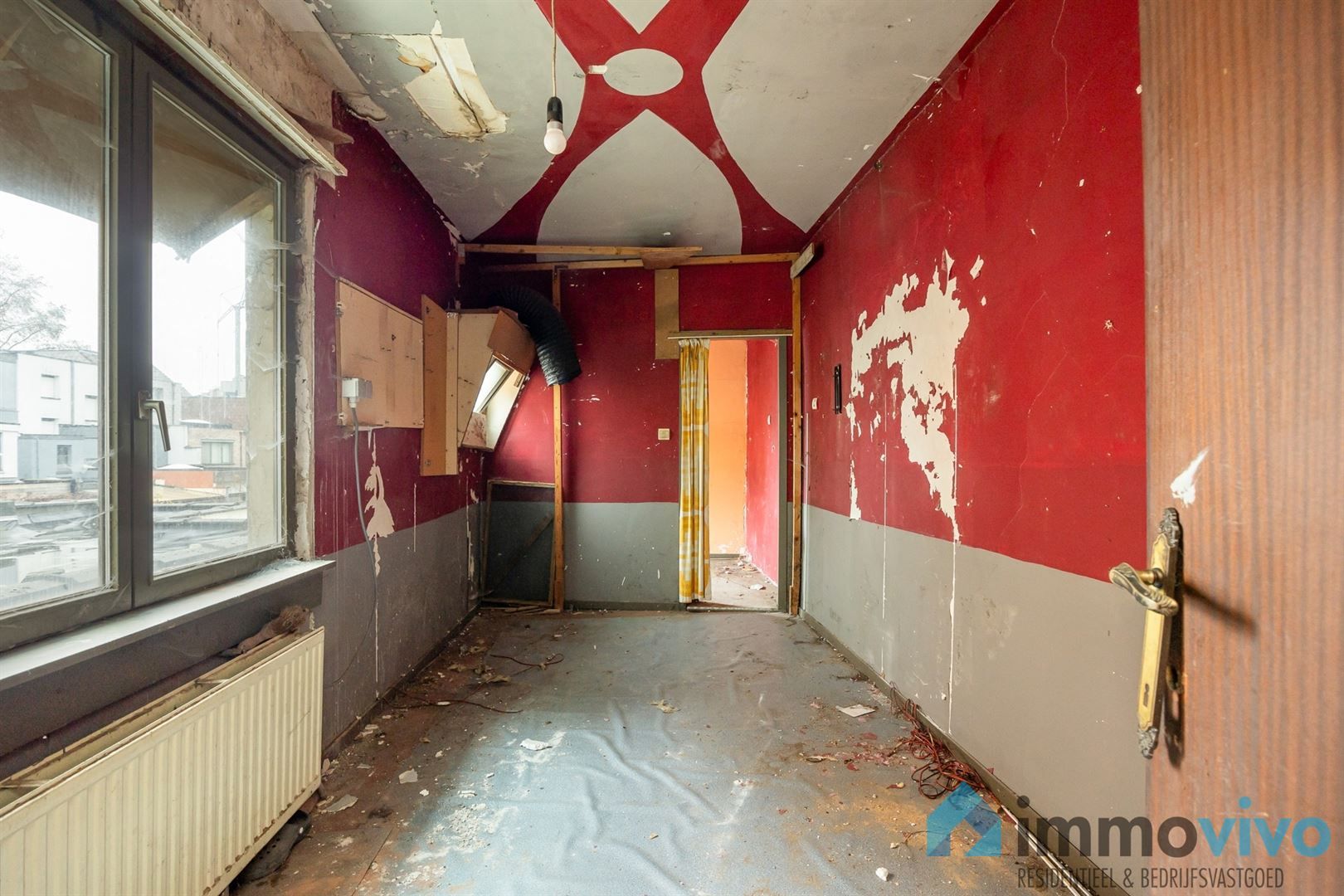 Ruime te renoveren gezinswoning met 4 slpk's en tuin foto 16