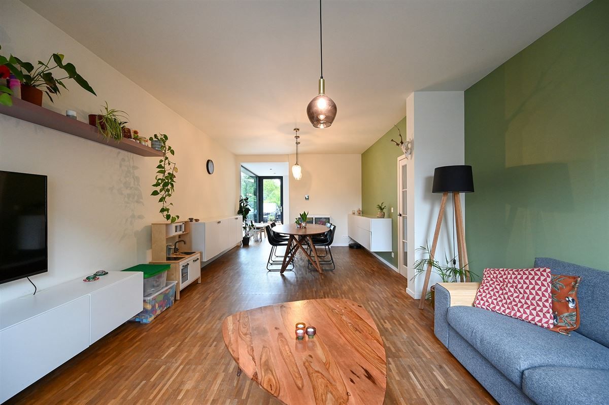 Geheel gerenoveerde gezinswoning met ruime garage foto 6