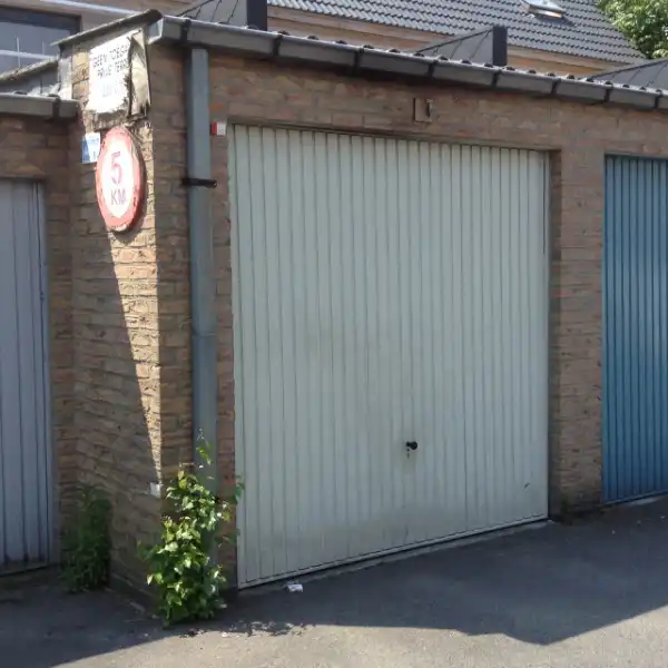 Roeselare : nabij centrum rechtover kerkhof garage te huur foto 2