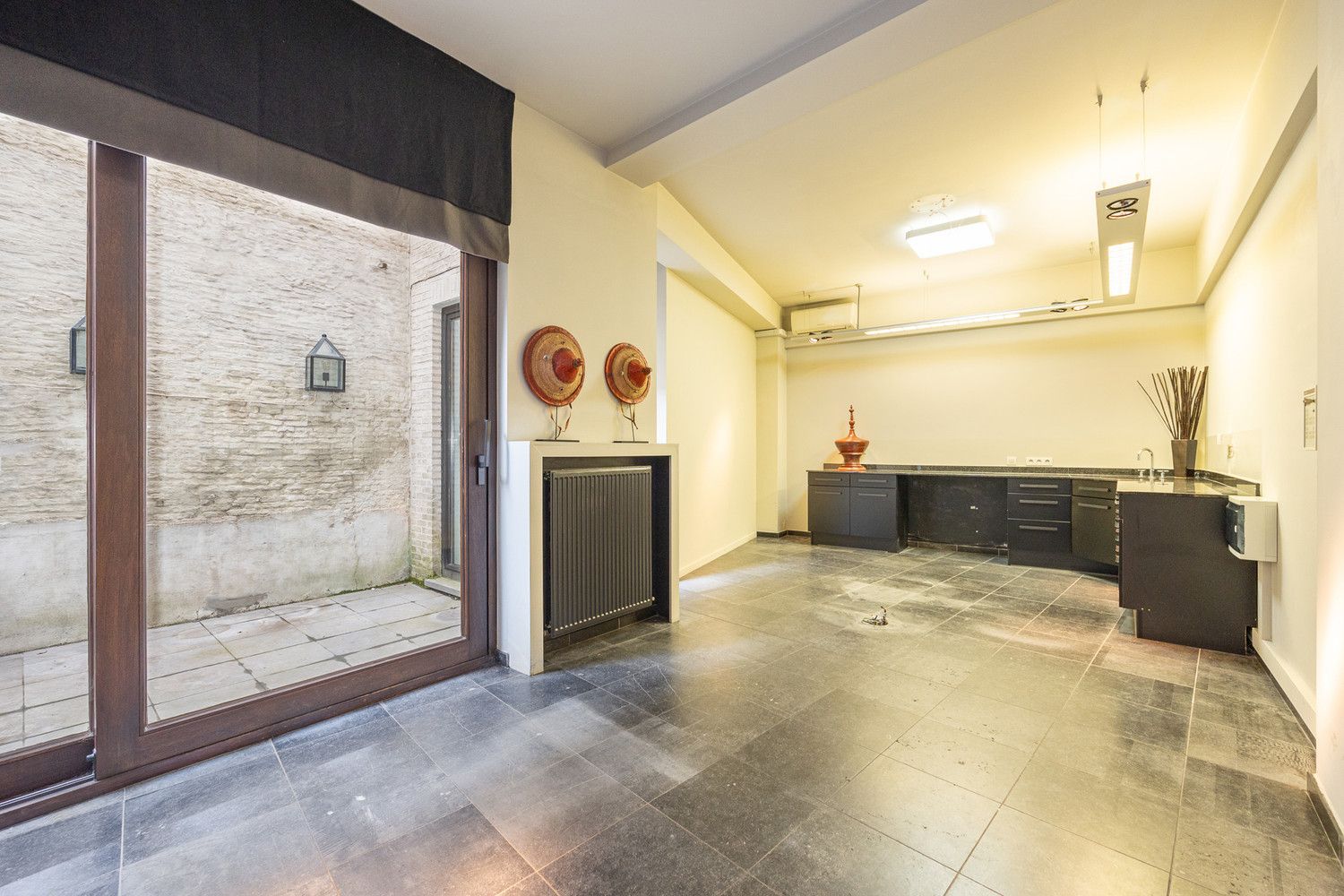Gelijkvloers appartement  101m² met buitenruimte 20m² en ruime kelder op toplocatie aan het Mechelseplein in hartje Antwerpen foto 13