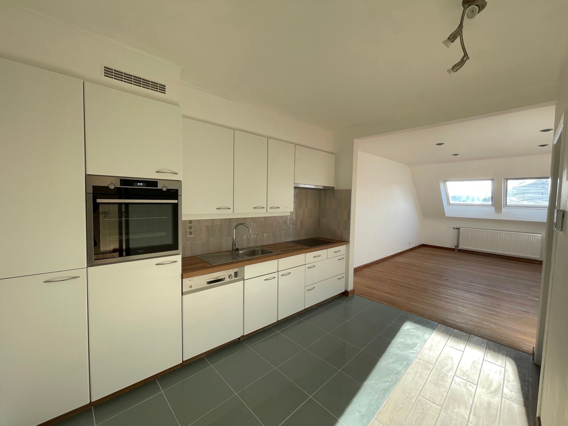 EREMBODEGEM - Gerenoveerd appartement in het centrum. foto 4