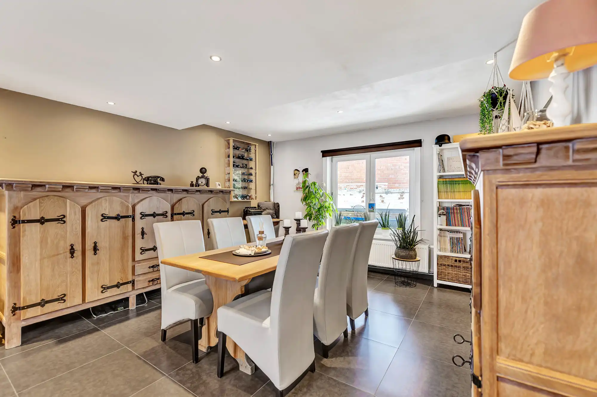 Instapklare woning met ruime garage/opslagplaats foto 3