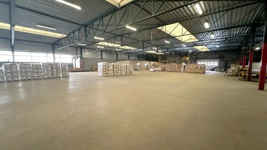 Loods met kantoor te huur nabij E313 in Wommelgem foto 13