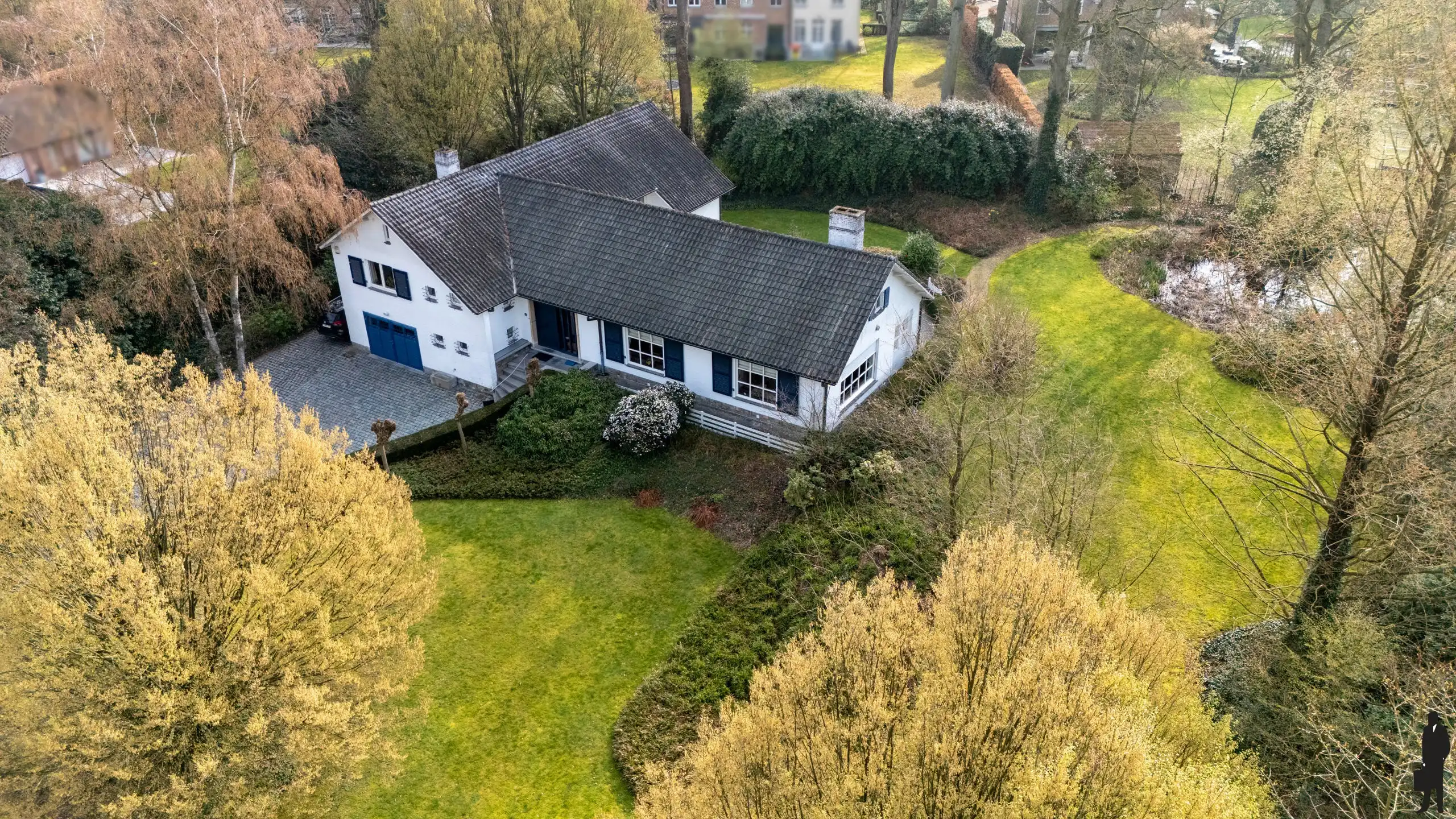 Hoofdfoto van de publicatie: Split-level villa in een gegeerde doodlopende straat.