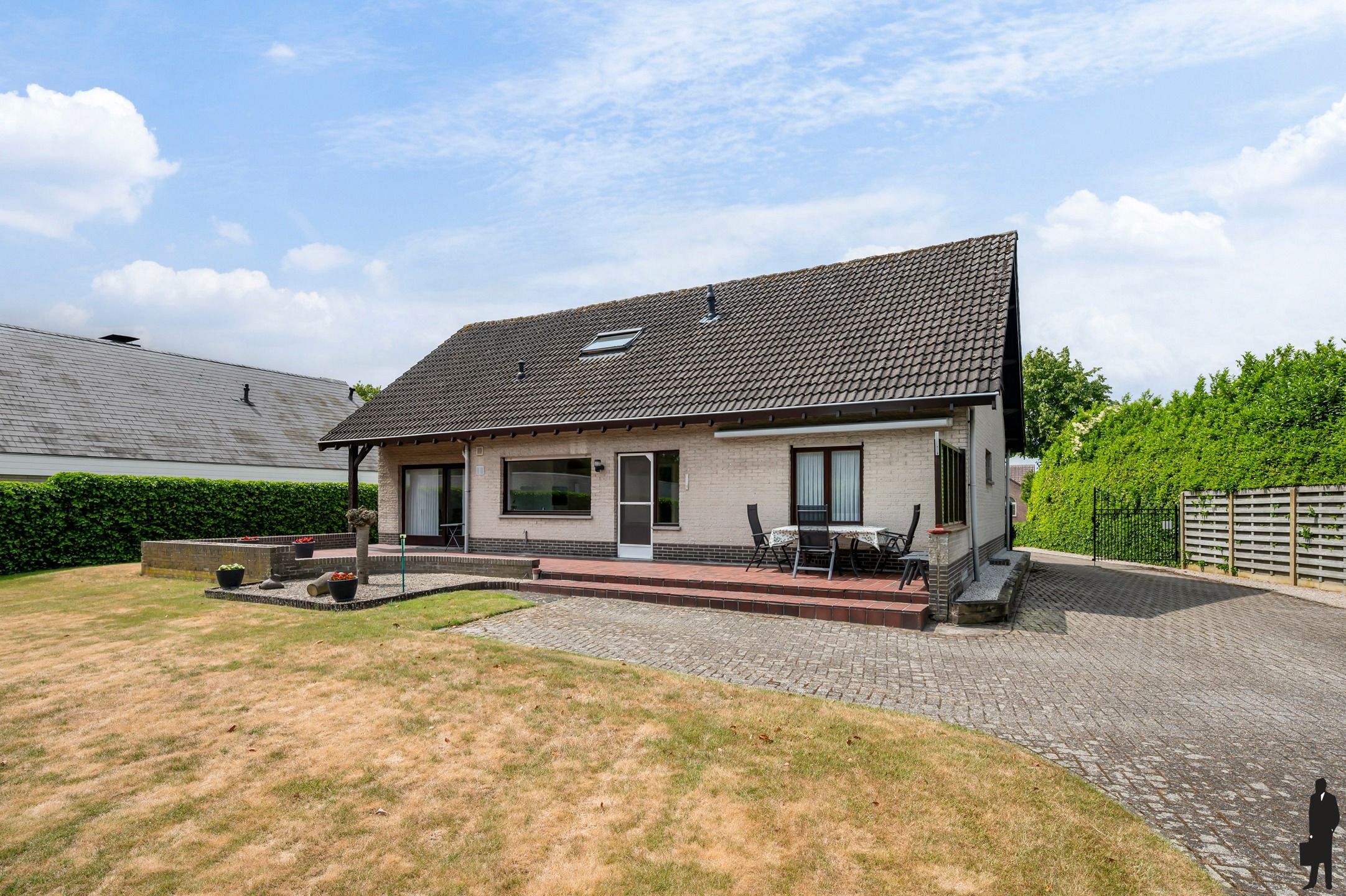 Ruime woning met tuin en bijgebouw foto 4