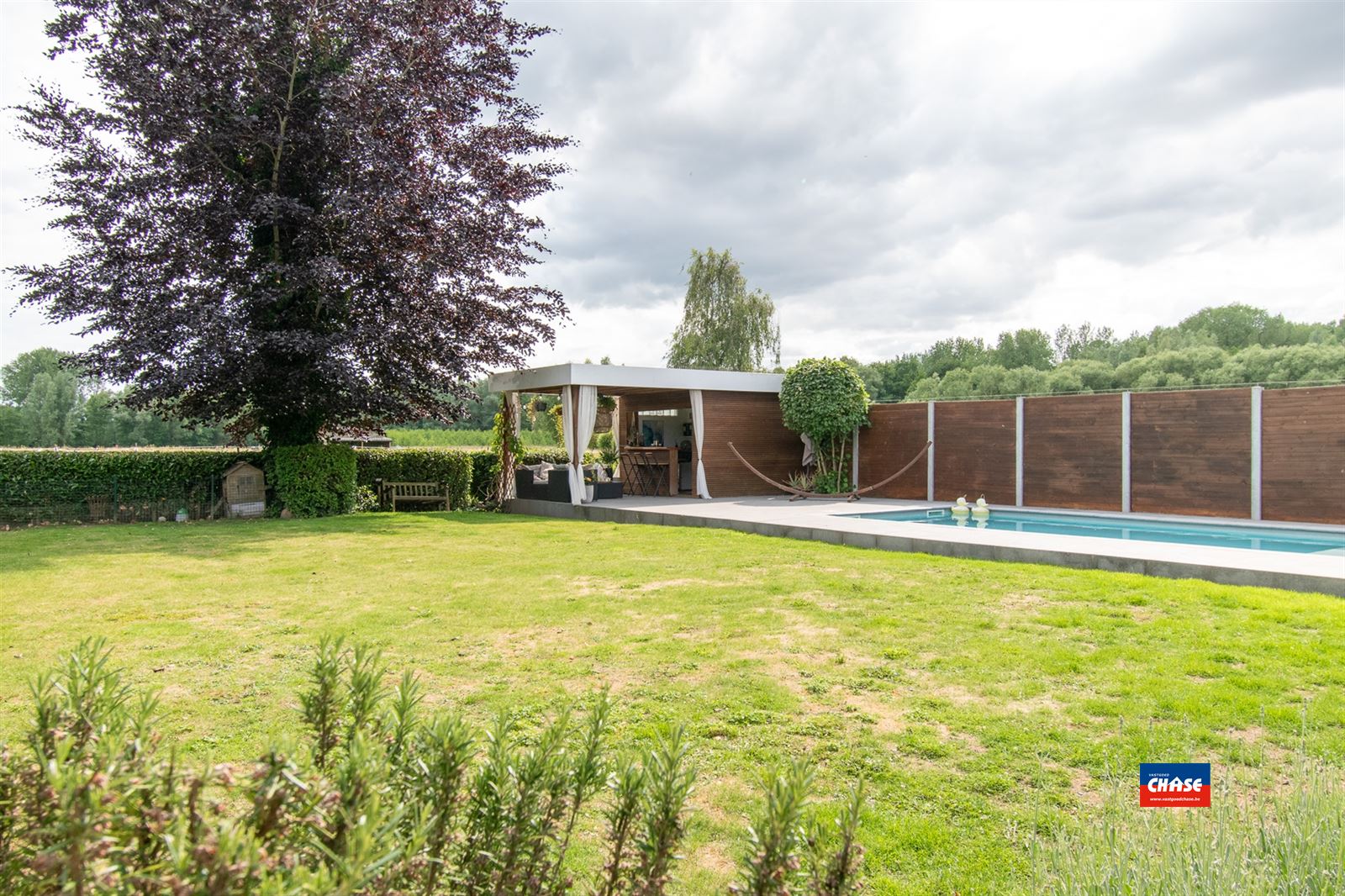 PRACHTIG LANDHUIS MET PRAKTIJKMOGELIJKHEDEN EN ZWEMBAD OP EEN TOTALE OPPERVLAKTE VAN 10a 50ca  foto 9