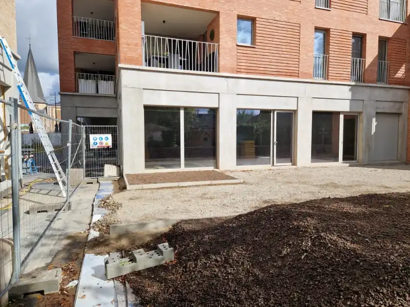 Centraal gelegen nieuwbouw handelsgelijkvloers (160m²) met gezellig terras (130m²) op een TOPlocatie! foto 8