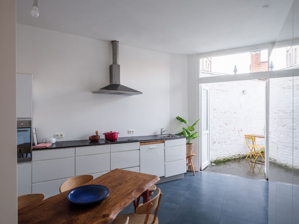 Lichtrijke en instapklare woning met stadskoer nabij Gent Centrum foto {{pictureIndex}}