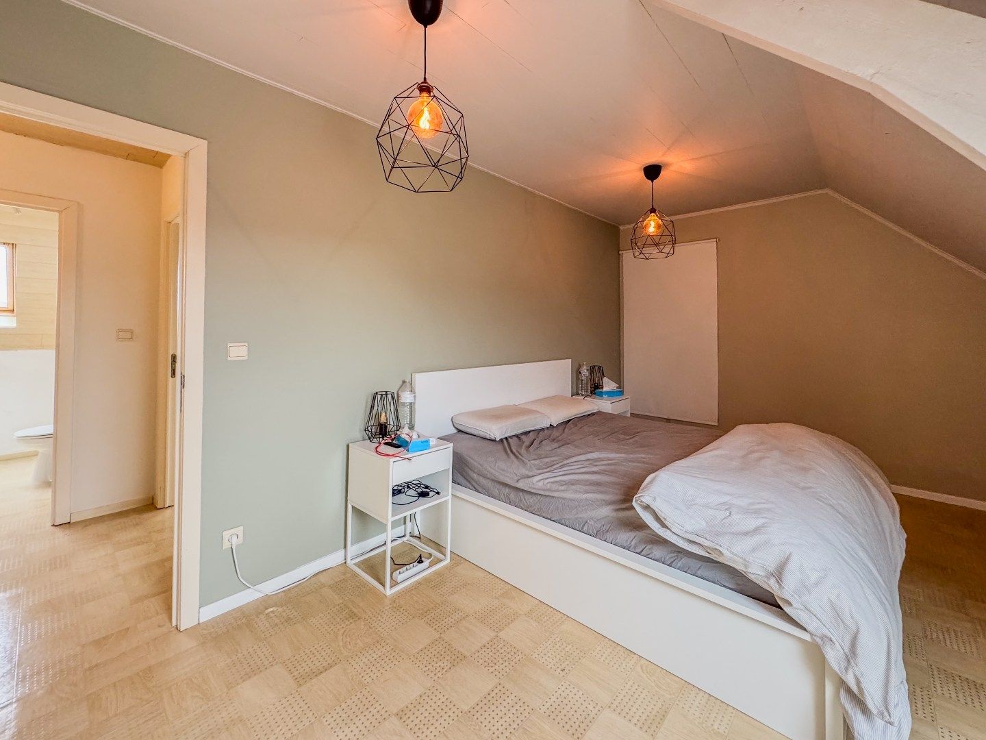 Prachtig gerenoveerde woning met 4 slaapkamers, dubbele carport en tuin. foto 16