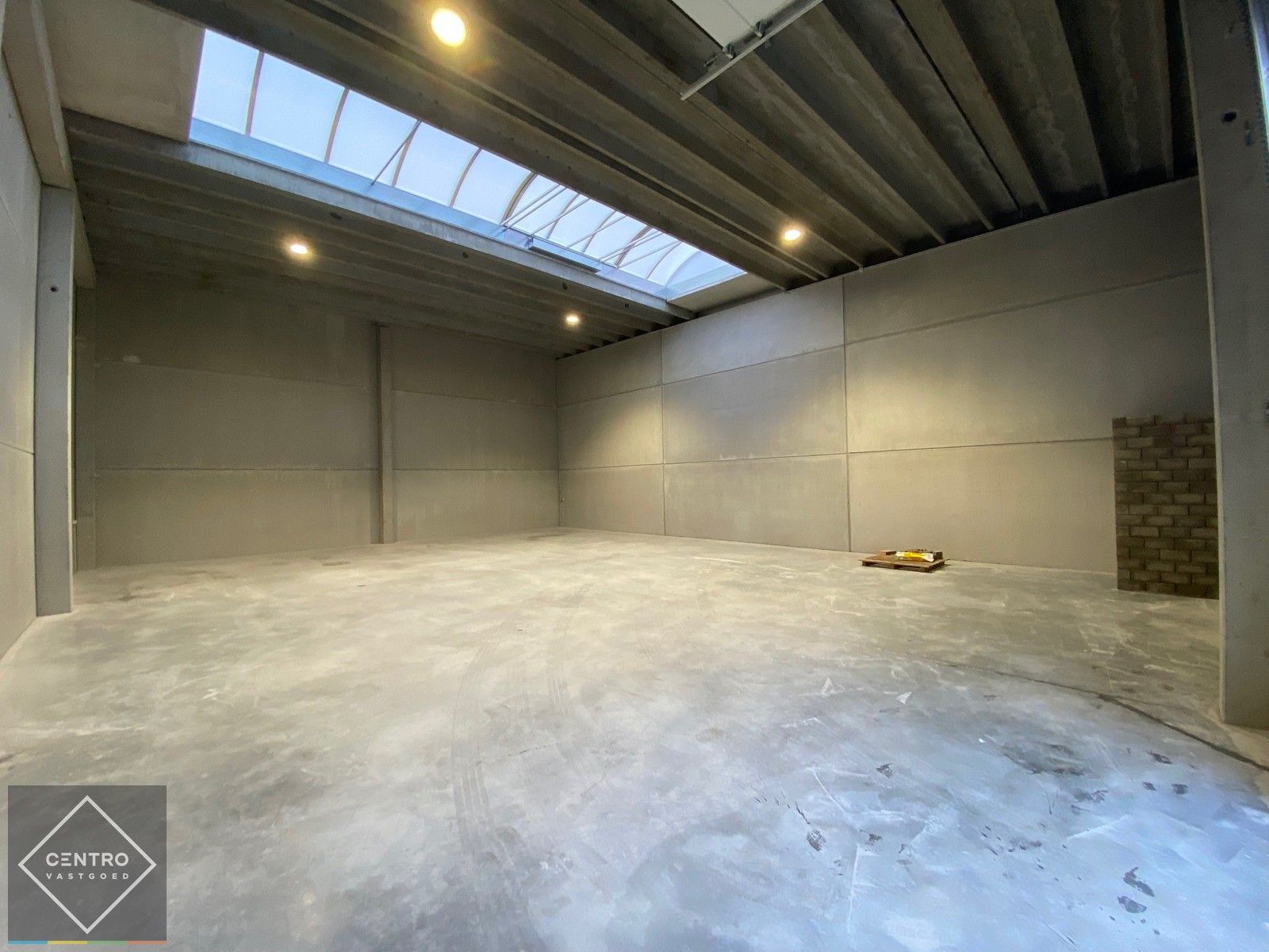 NB LOODS (221m2) voorzien van alle nutsen, vrije hoogte van 6,2m (tussenverdieping mogelijk) en een private PARKEERPLAATS op ambachtelijke zone te Brugge. foto 6
