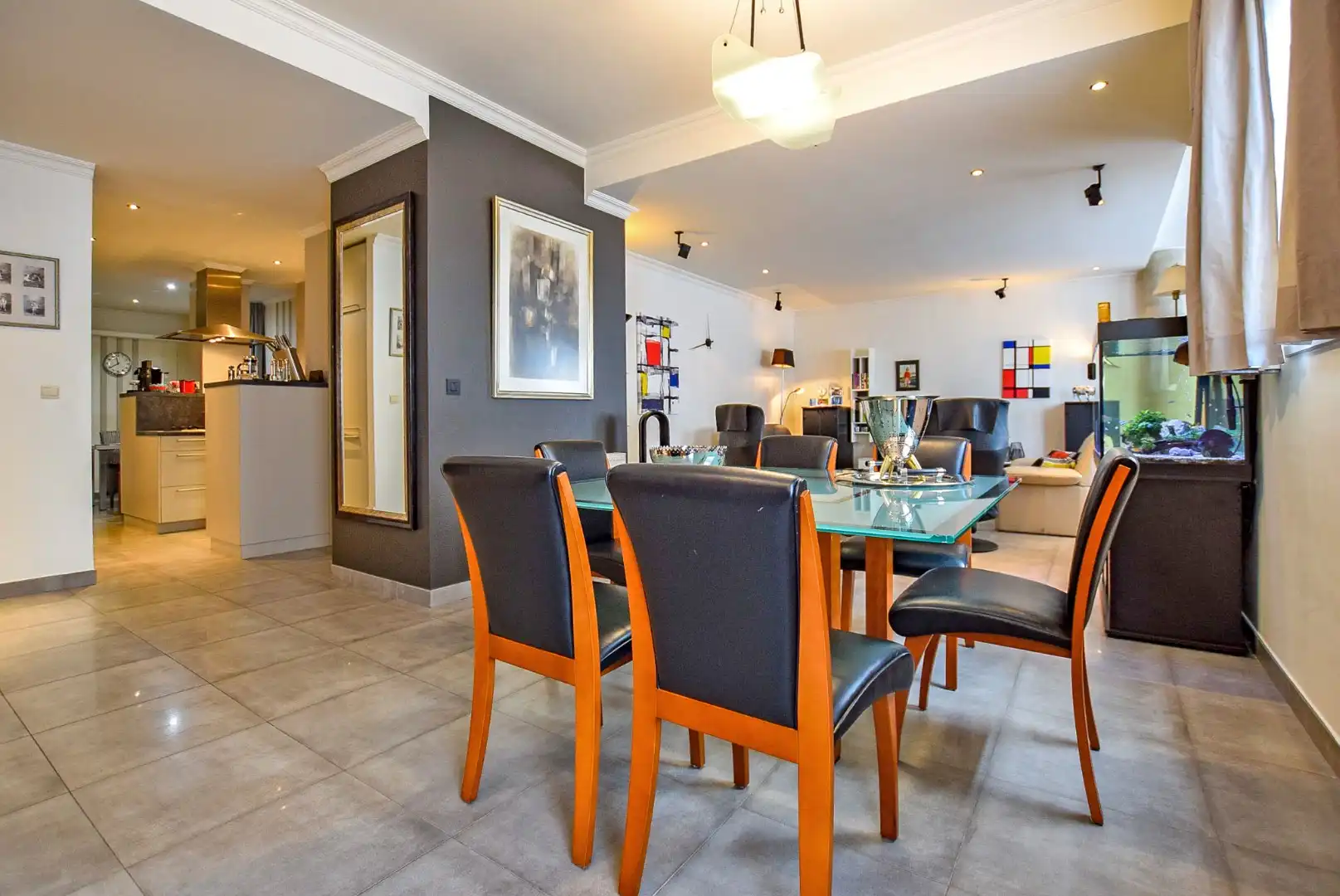 Prachtig onderhouden gelijkvloersappartement van maar liefst 175m² gelegen op 50m van het strand te Sint-Idesbald. foto 4