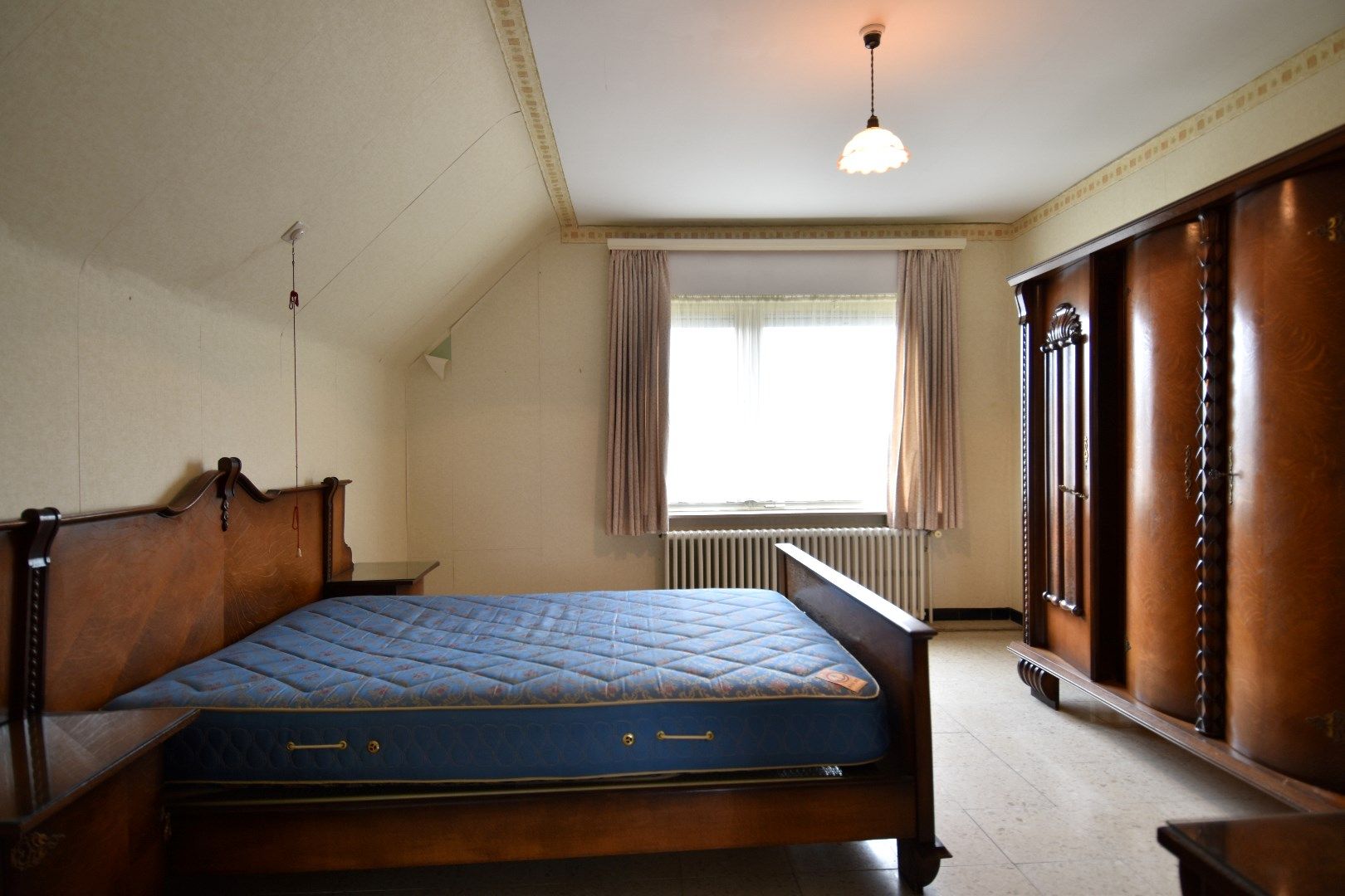 Gezinswoning op een perceel van 1244 m² met 4 slaapkamers, zonnige tuin en dubbele garage te koop in Ooigem/Wielsbeke foto 8