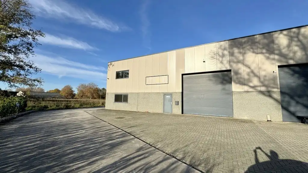 Magazijn met kantoor te huur nabij E313 in Ranst foto 8
