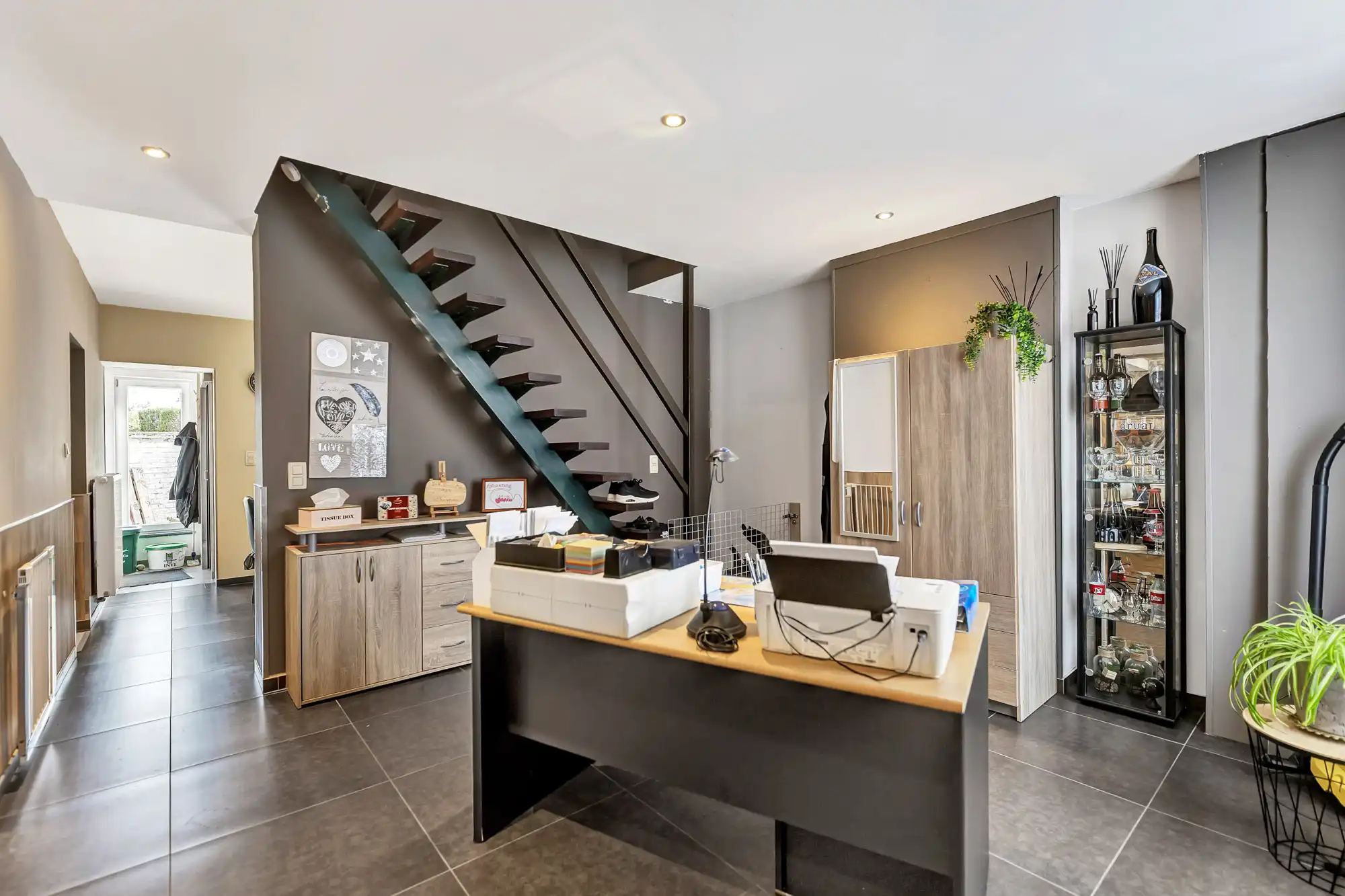 Instapklare woning met ruime garage/opslagplaats foto 8