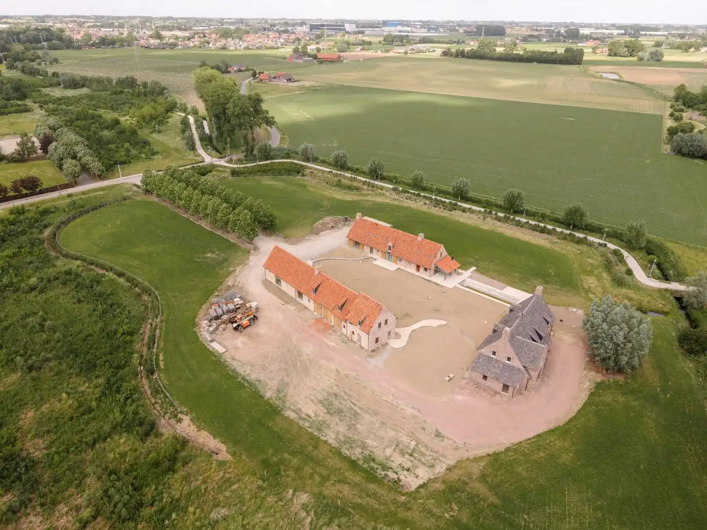 Uitzonderlijke nieuwbouwhoeve op ruim 2 hectare in Roeselare foto {{pictureIndex}}