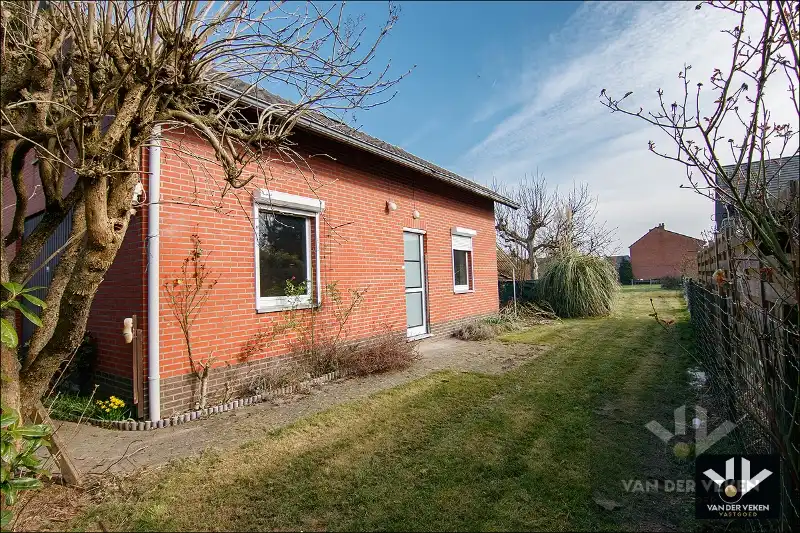 Te renoveren (uitbreidbare) woning (6% btw) met garage op een rustig gelegen perceel van +- 11are op wandelafstand van het centrum van Diepenbeek! foto 4