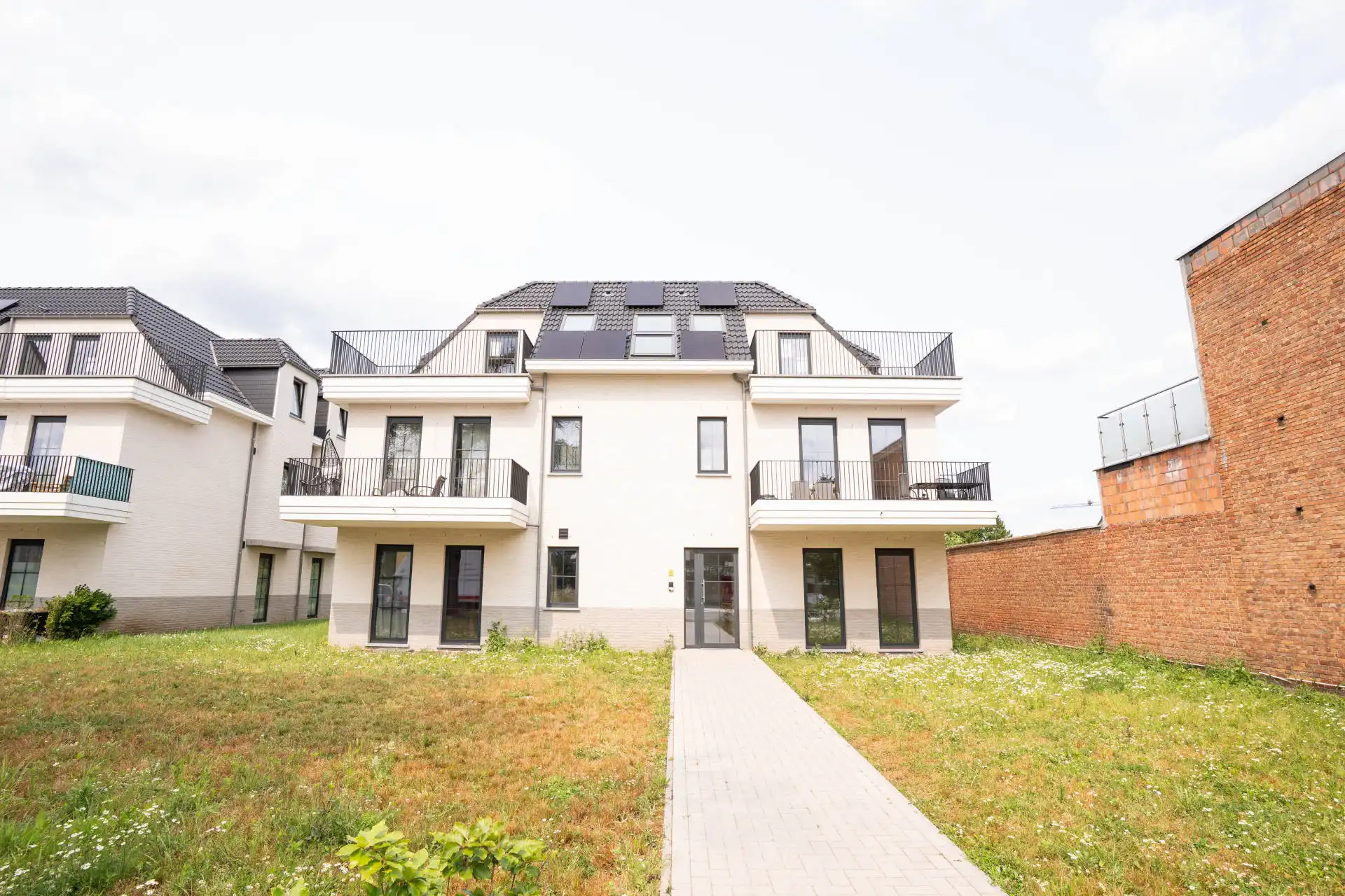 Modern appartement met twee slaapkamers en ruim terras. foto 11