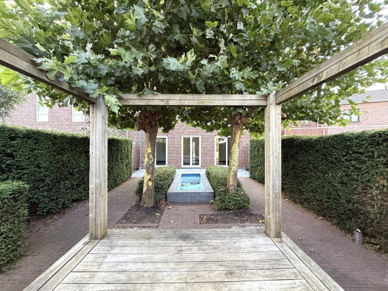 Rustig gelegen woning met mooie tuin en carport foto 17