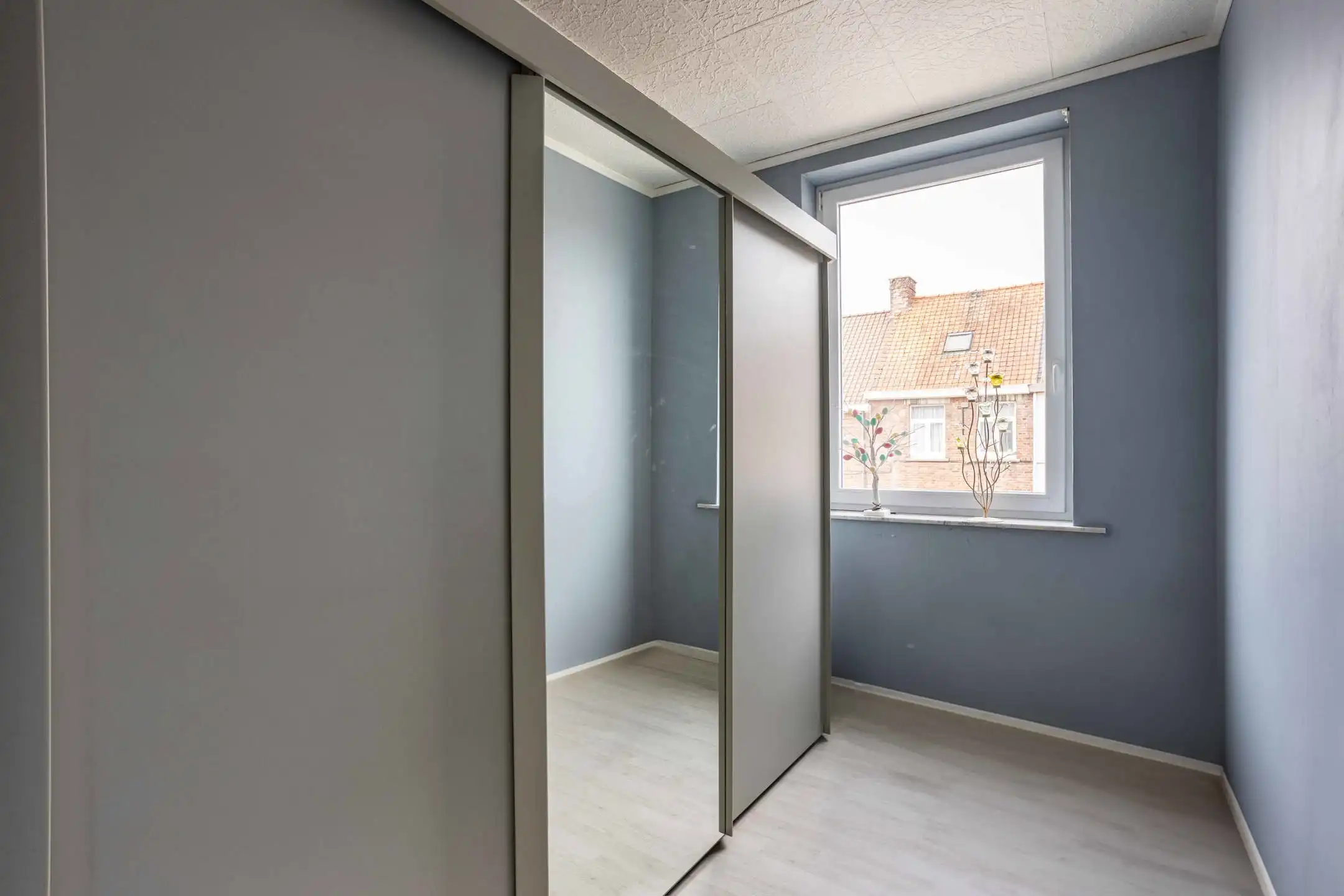 Instapklare rijwoning met garage op rustige locatie in Ronse foto 12