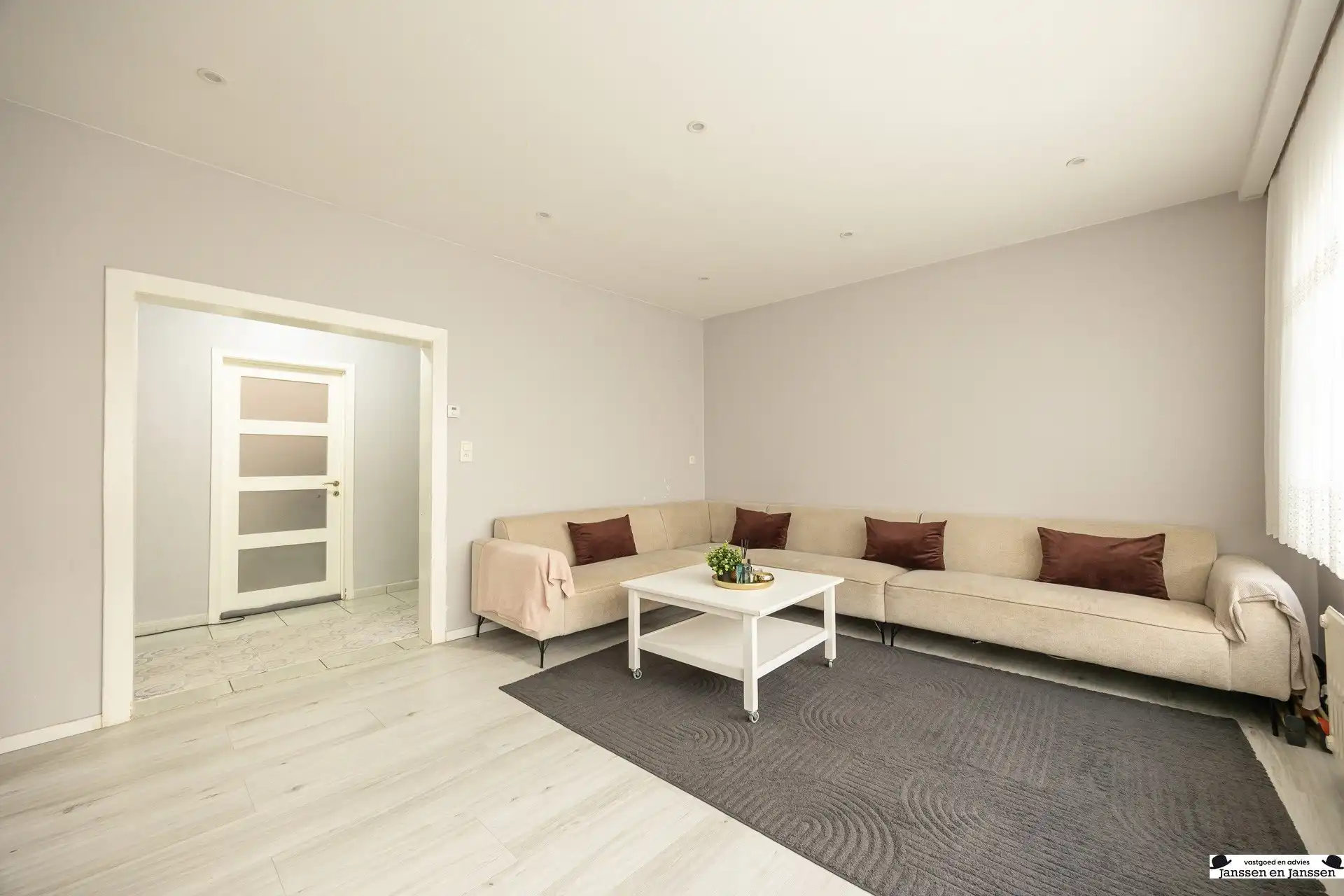 Gerenoveerd 2-slaapkamer appartement te Merksem foto 5