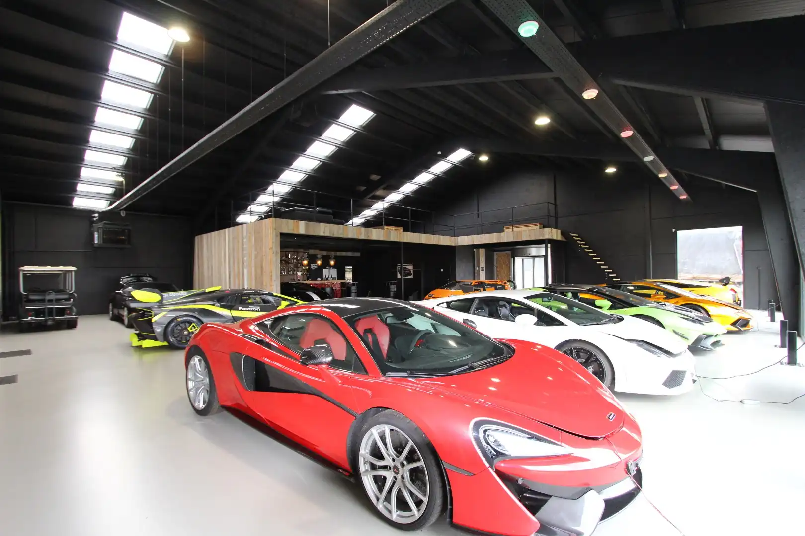 Ruime toonzaal, atelier langs de expressweg Knokke- Antwerpen te Eeklo foto 10
