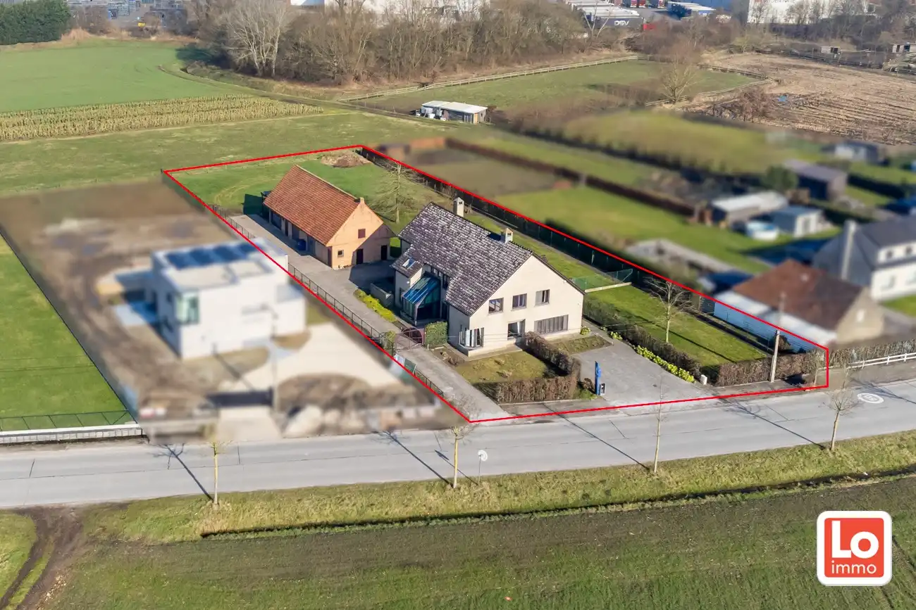 Hoofdfoto van de publicatie: VERKOCHT!! Heel ruime degelijke open woning met praktijkruimte, inpandige garage en ruime gerenoveerde schuur met heel wat potentieel gelegen op een gemakkelijk bereikbare locatie tussen Oostakker en Lochristi!