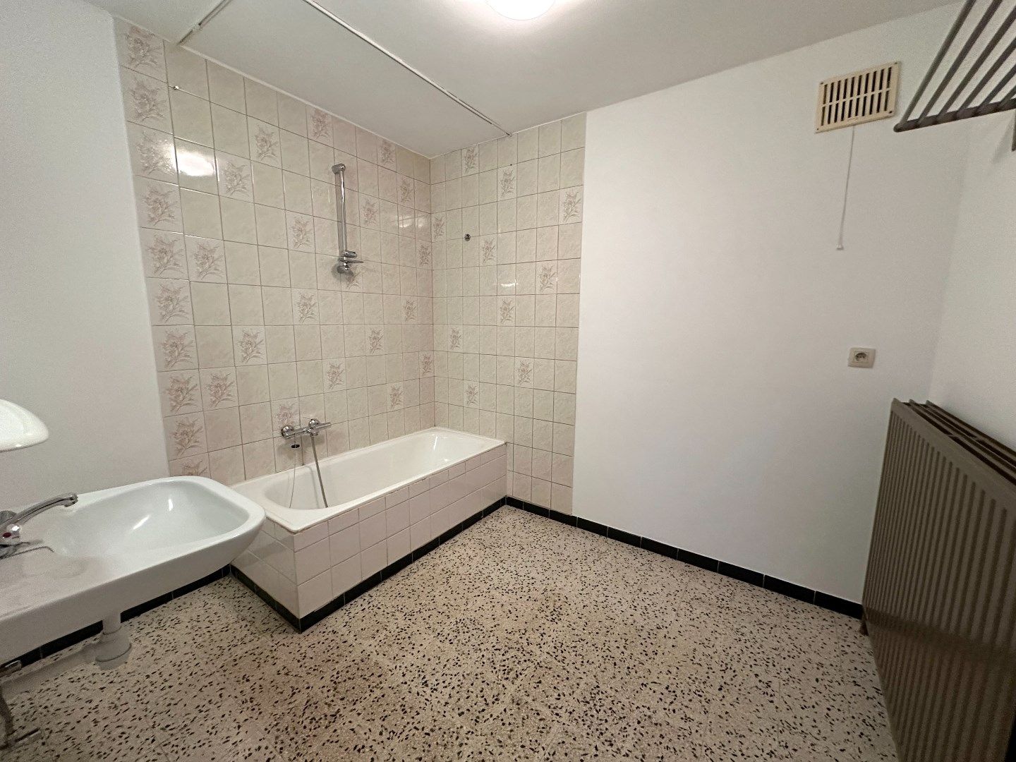 Halfopen woning met ruime tuin foto 14