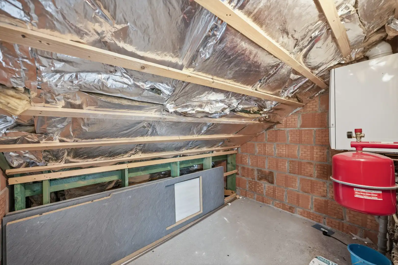 Instapklare rijwoning uit 2009 met 3 slpks, zonnig terras, tuin en 2 autostaanplaatsen foto 20