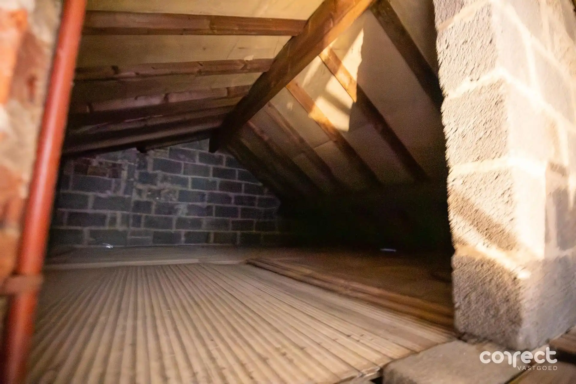 Op te frissen woning op ruim perceel van 857 m². foto 9