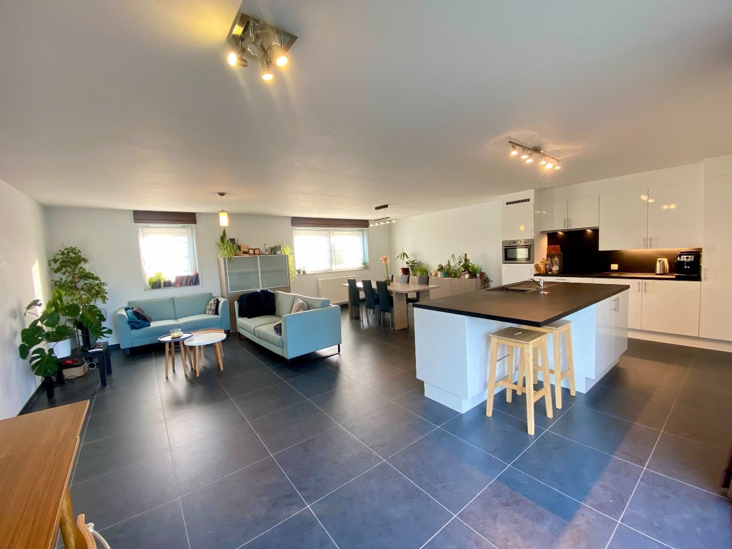 Hedendaagse bel-etagewoning met riante living en 3 slaapkamers foto 2