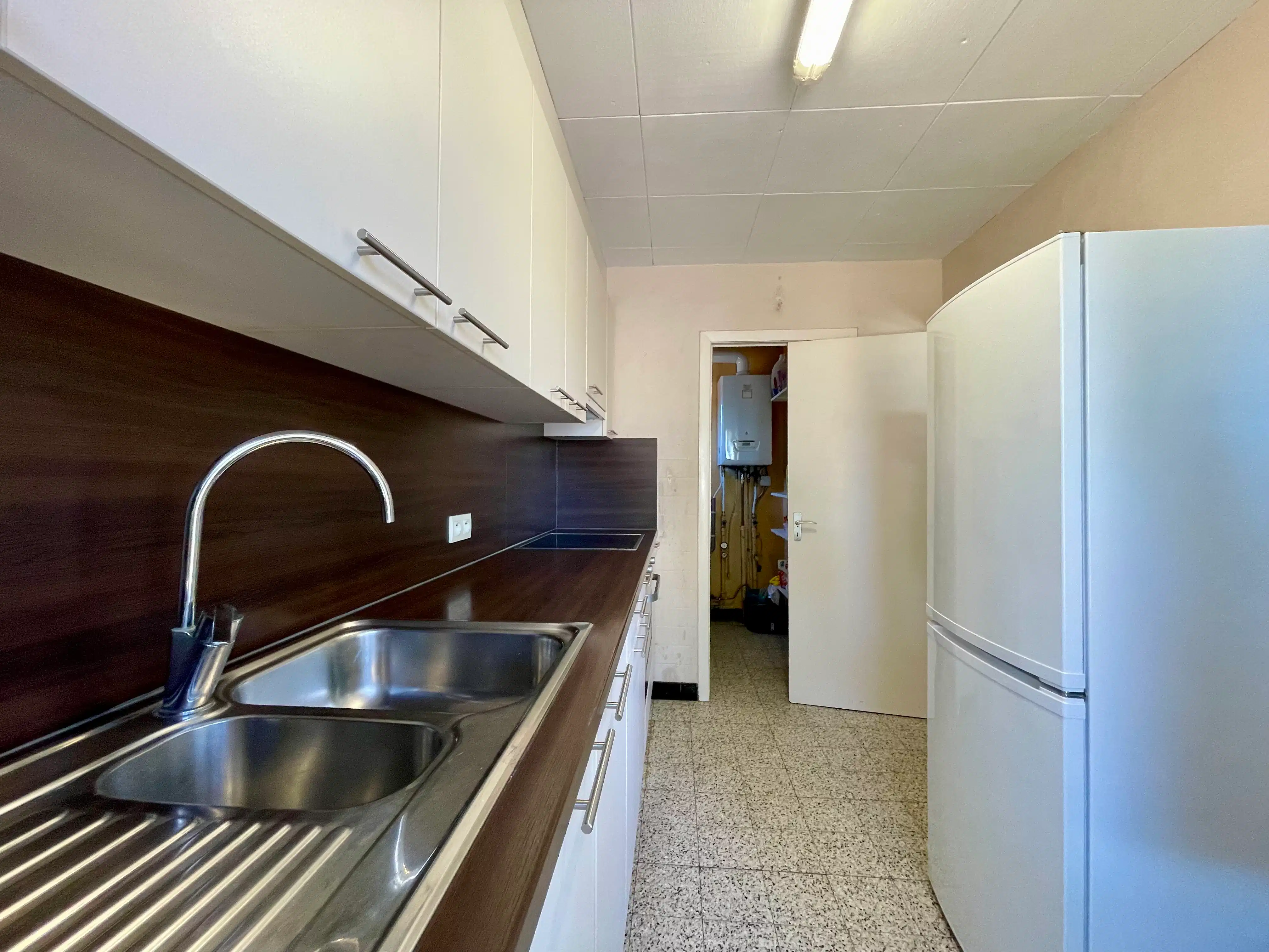 Gerenoveerd appartement met twee slaapkamers en terras foto 6