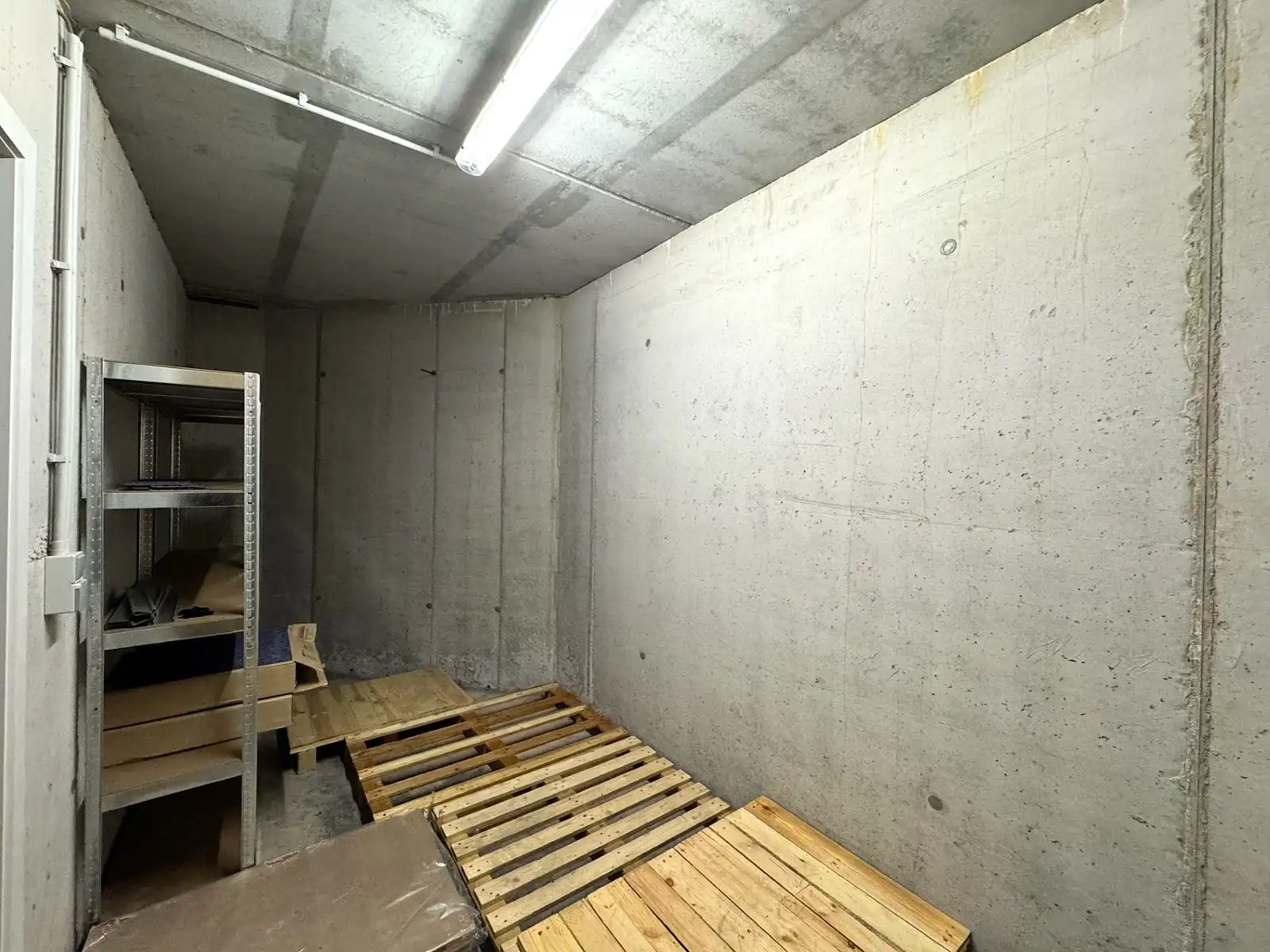 Instapklare en bemeubelde KANTOORRUIMTE (150m² op 1°V.) met berging en 2 autostaanplaatsen in de kelder. Op een boogscheut van het centrum van Brugge/expresweg. foto 13