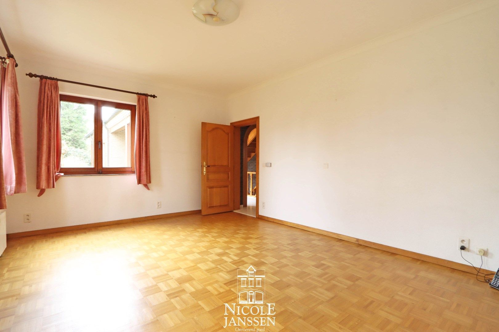 Ruim ingedeelde villa met 7 slaapkamers, dubbele garage en volledig omheinde tuin  foto 27