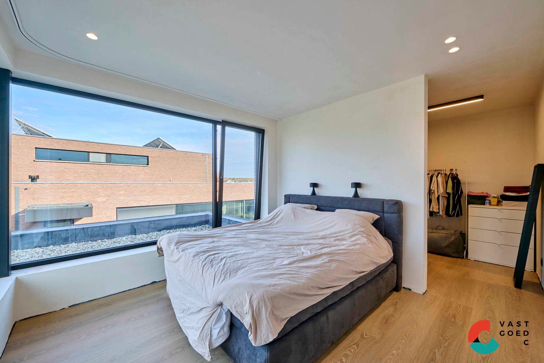 Moderne villa met zwembad op een knap perceel van 16 are. foto 15