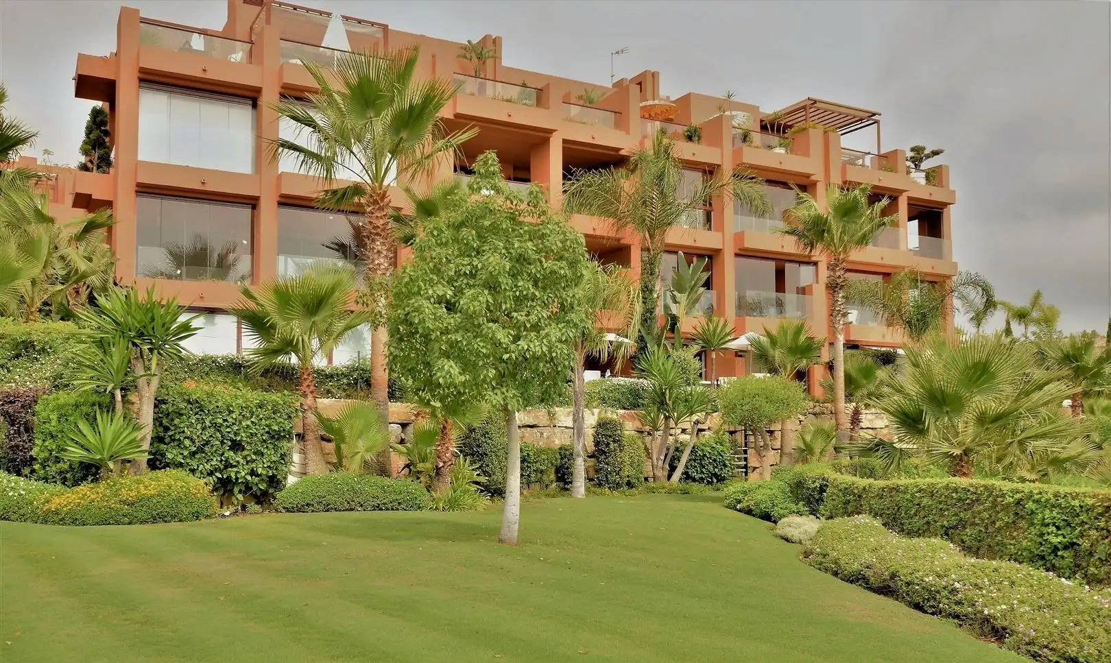 Gelijkvloers 2-splk appartement (137m²) te Benahavis foto {{pictureIndex}}