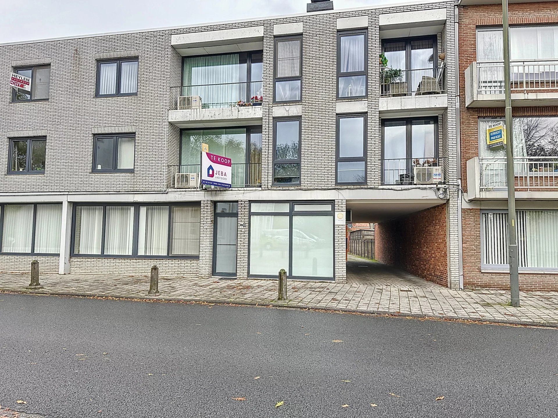 Instapklaar appartement met 2 slaapkamers, terras, garage en staanplaats vlak bij het centrum van Lommel foto 3