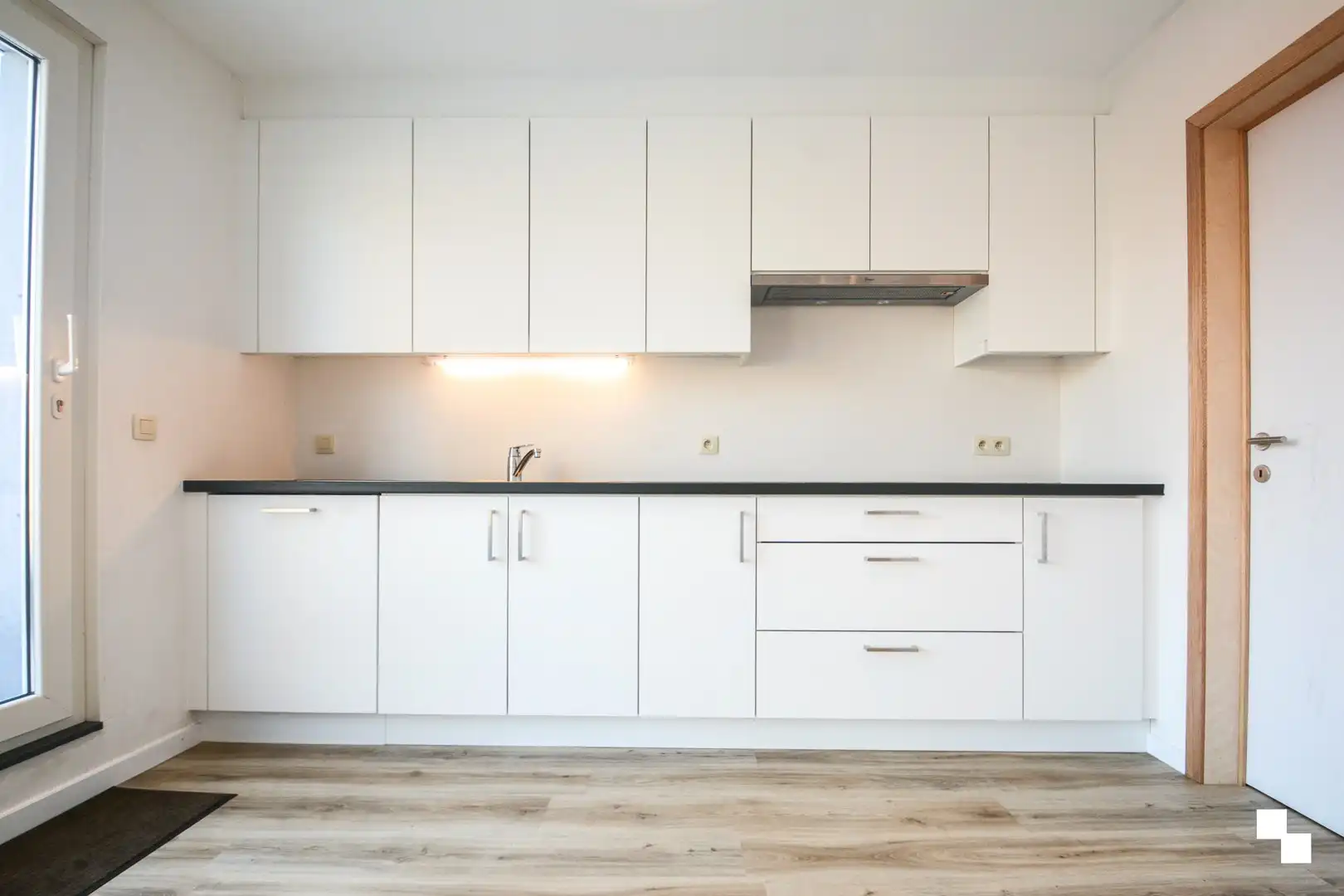 Recent tweeslaapkamer appartement in dorpskern van Sint-Eloois-Winkel foto 5