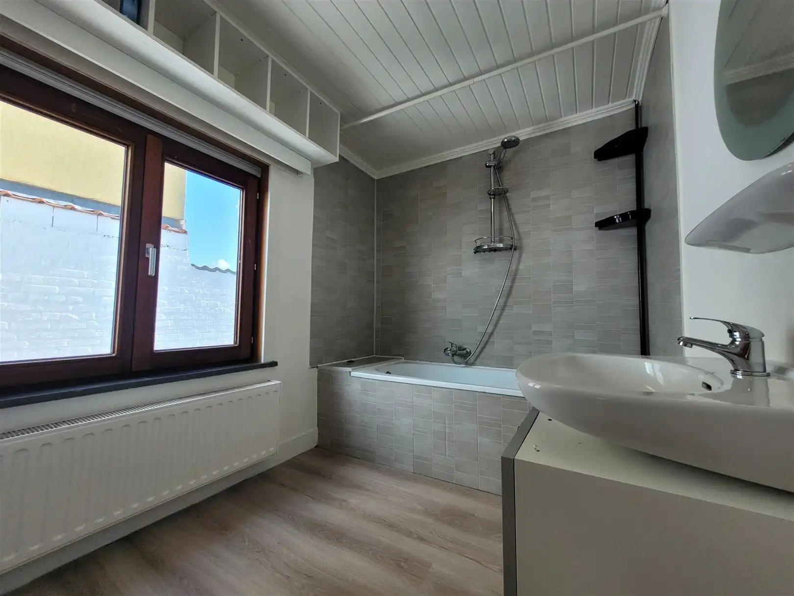 Gerenoveerde woning met zonnige tuin foto 12