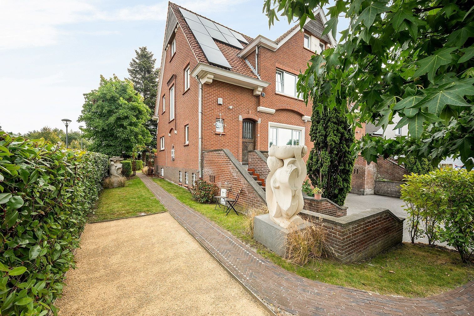 Prachtige karaktervolle, halfopen, robuuste én energiezuinige bel-étage van de jaren '50 met 4 slaapkamers, garage, kelderverdieping en paradijselijke tuin. foto 2