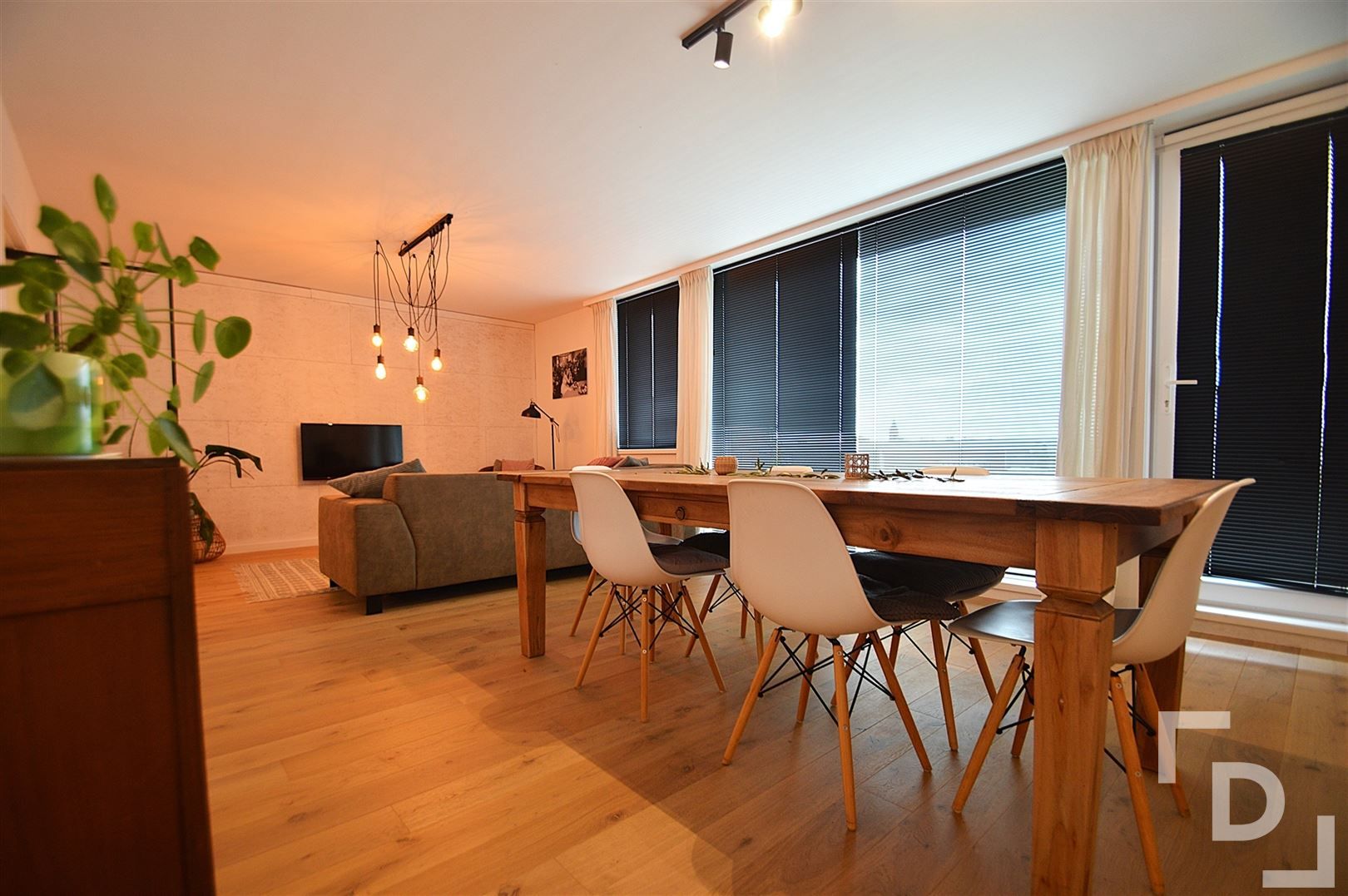 Prachtig gerenoveerd appartement met garage te huur op centrale locatie te Ieper foto {{pictureIndex}}