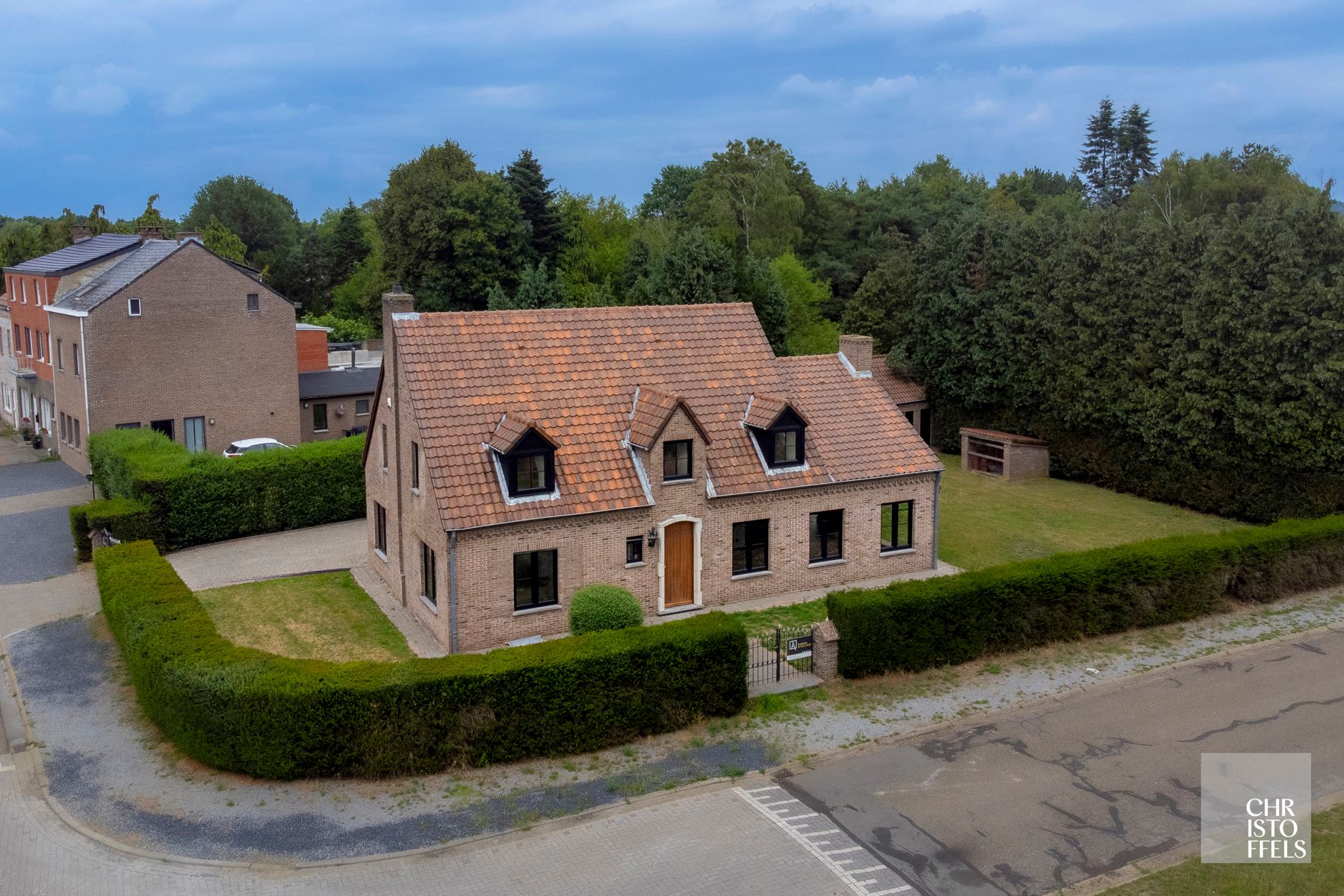 Instapklare, karaktervolle woning met eventuele praktijkruimte (229m²) te Genk!  foto 22