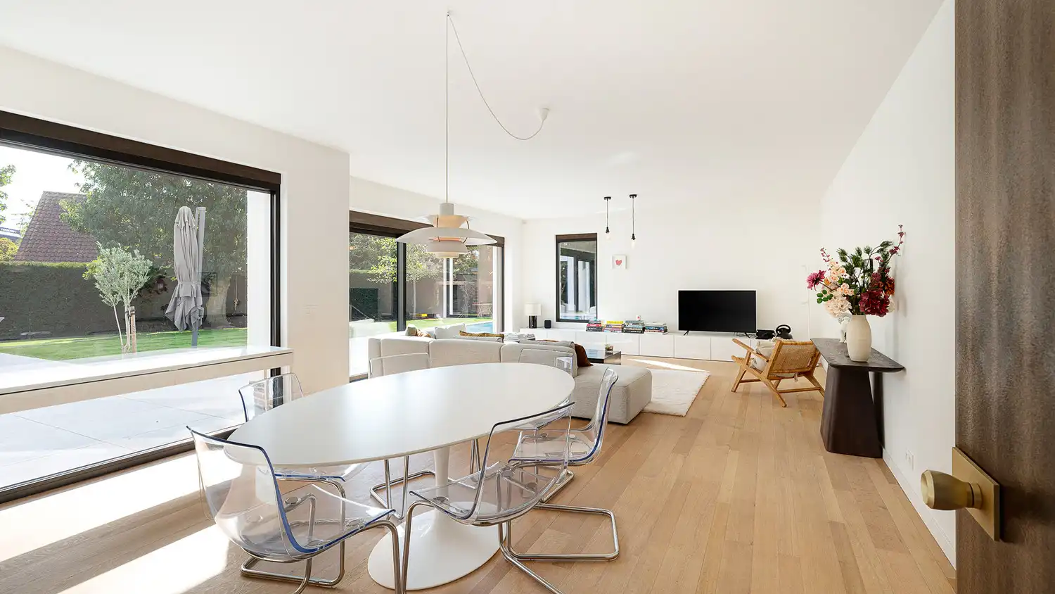 Grote moderne villa met zwembad op uitzonderlijk groot perceel. foto 3
