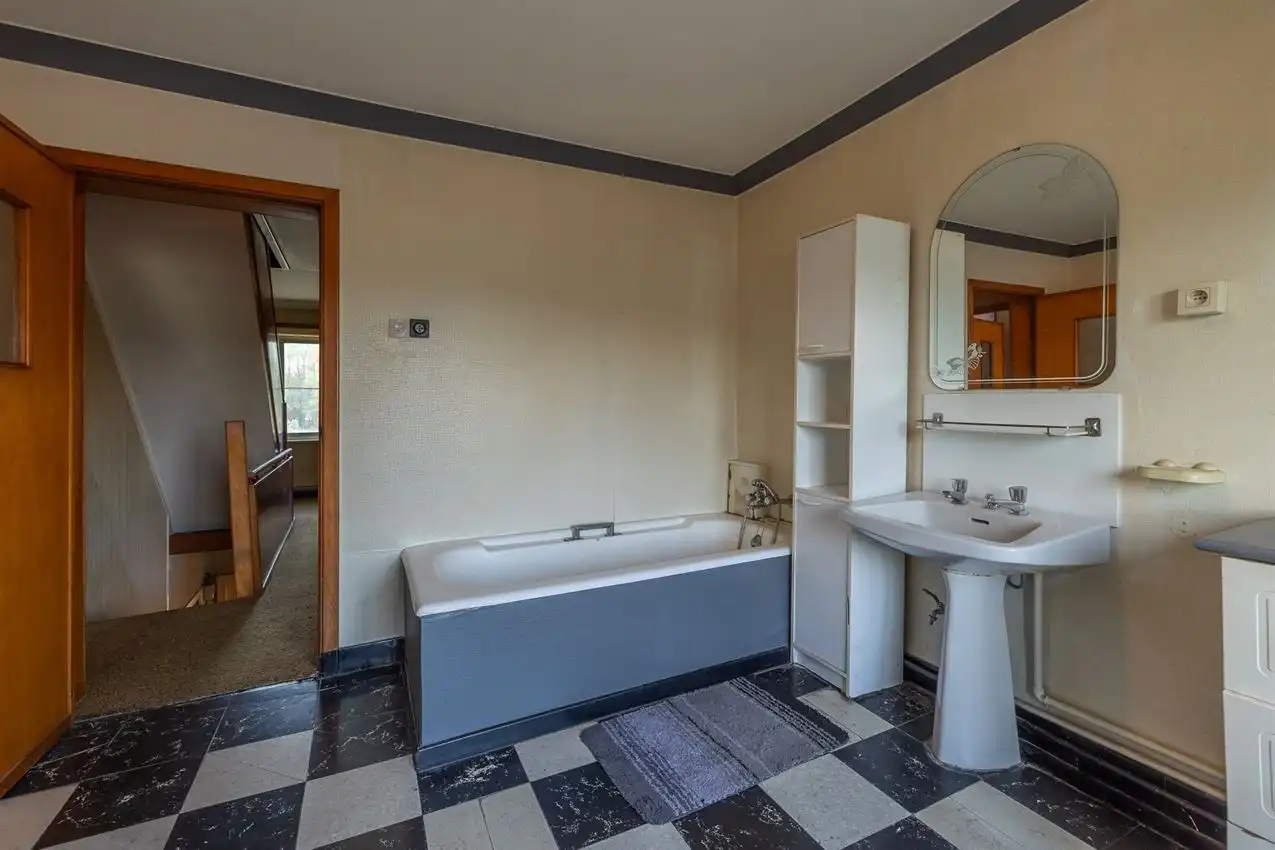 Te renoveren woning met ruimte, rust en potentieel foto 14