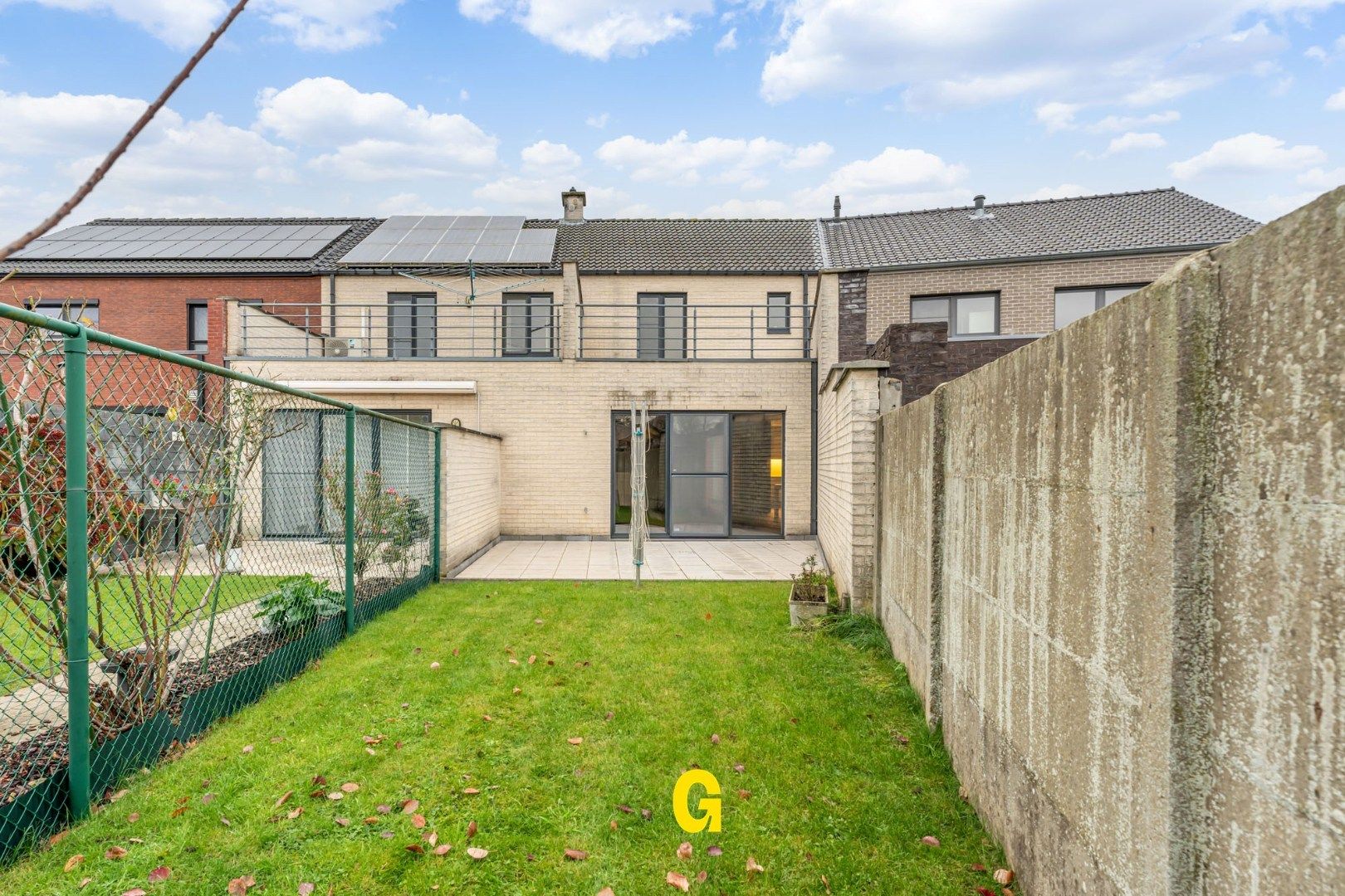 Degelijke instapklare rijwoning met drie slaapkamers, inpandige garage en tuin met terras vlakbij het centrum van Bilzen foto 14