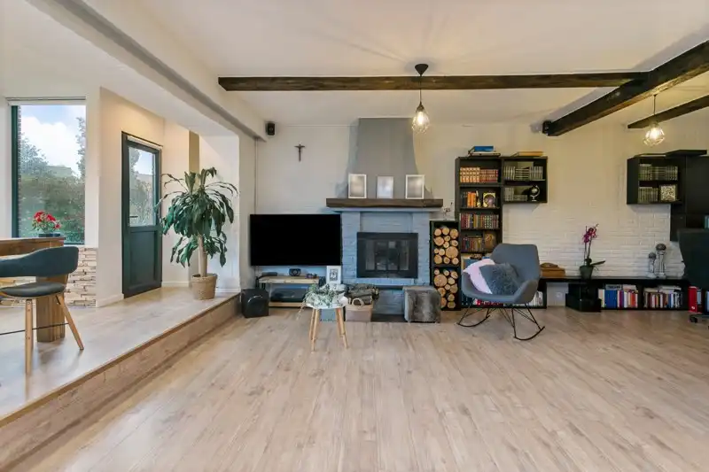 GELIJKVLOERSAPPARTEMENT MET TUIN EN GARAGE IN KONINGSLO foto 5