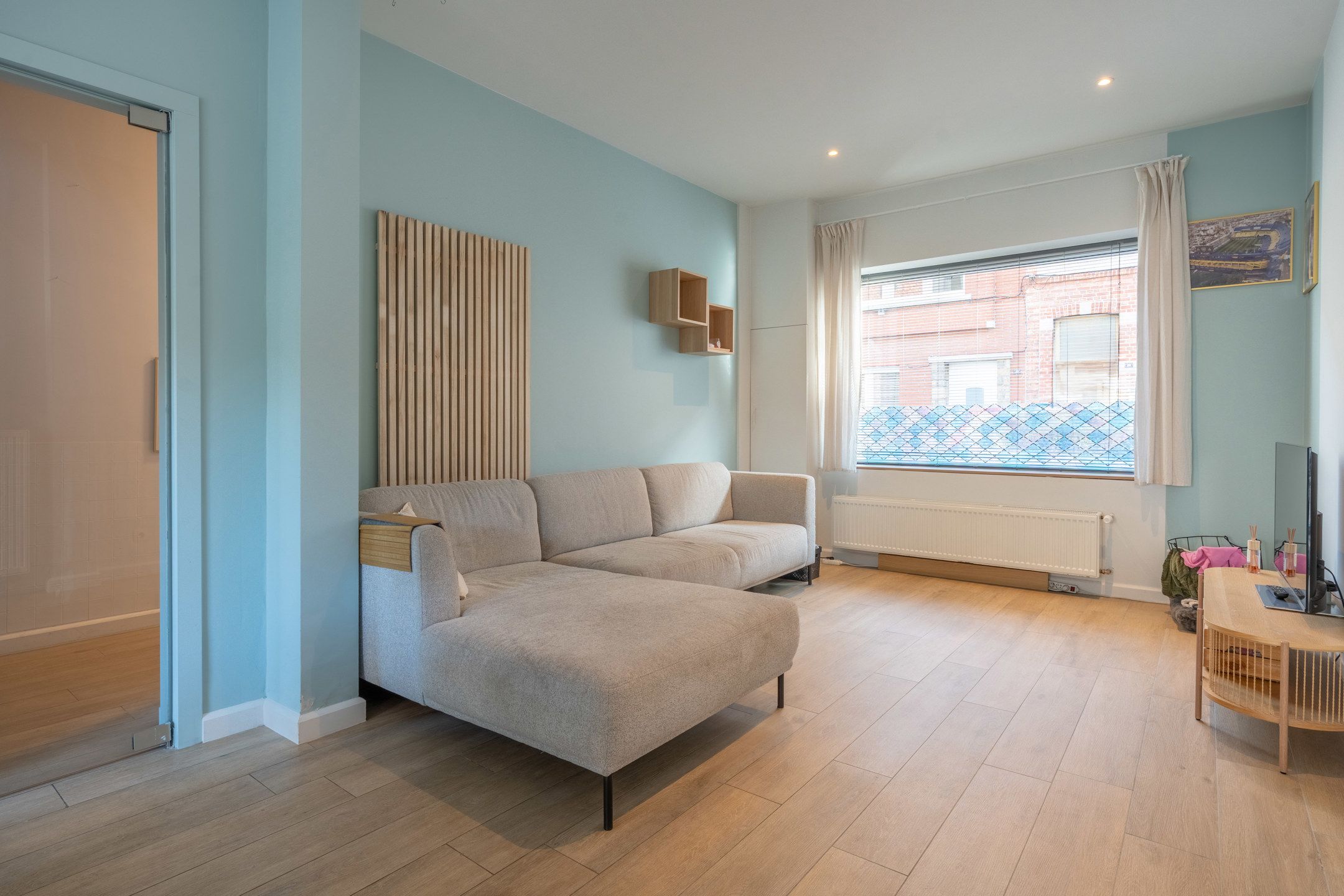 Recent gerenoveerde woning met 4 slpks en zij-ingang! foto 3