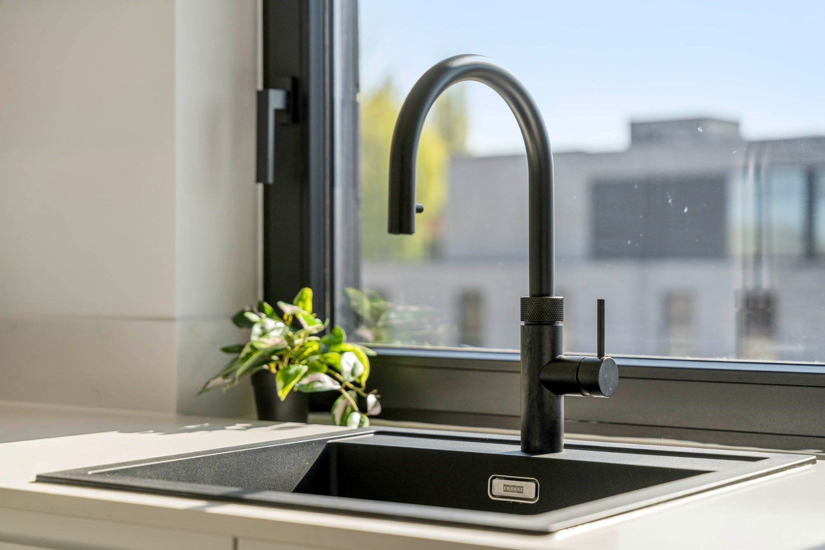 Knap afgewerkt 2-slaapkamer appartement met standplaats vlakbij het centrum foto 15