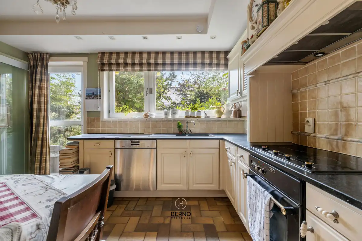 Ruime laagbouwvilla met 5 slaapkamers en 150 m² kelder/garage foto 6