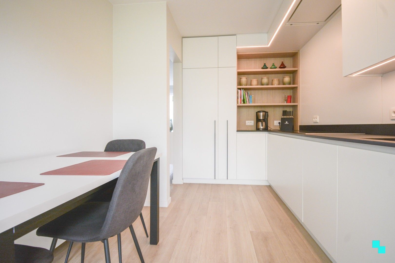 Smaakvol gerenoveerde woning met garage achteraan te Roeselare foto 13